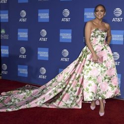 Jennifer Lopez con vestido de flores en el Palm Springs Film Festival 2019