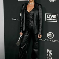Bella Hadid con total look black en cuero en la Art Of Elysium's Heaven Gala 2020
