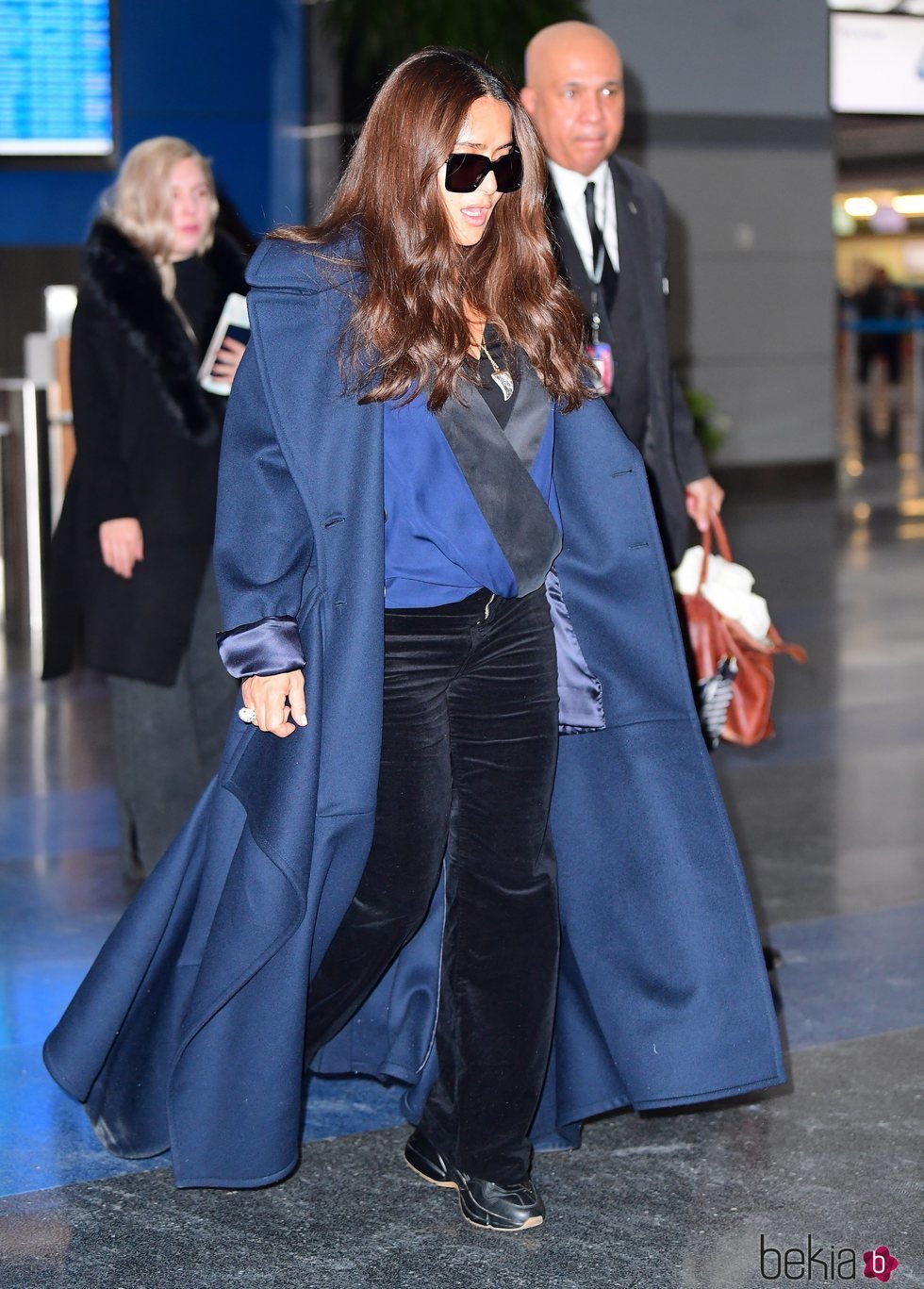 Salma Hayek con abrigo azul oversized en el aeropuerto de Nueva York