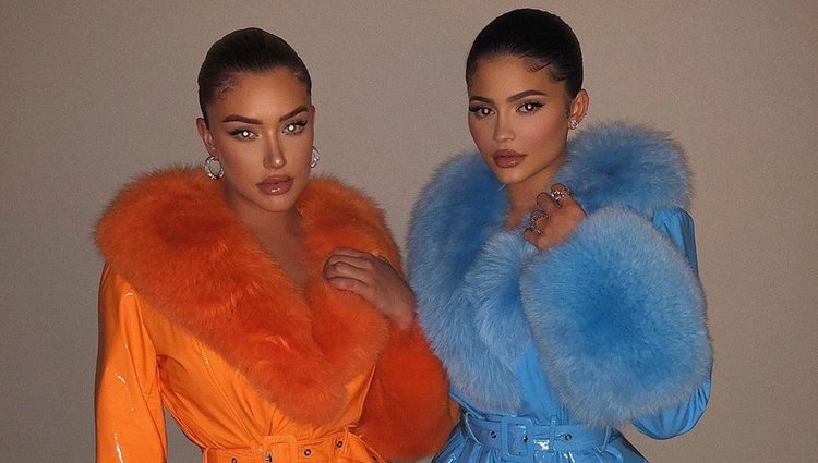 Kylie Jenner y su amiga Anastasia posando con abrigos de piel de cordero y pelo de zorro ártico