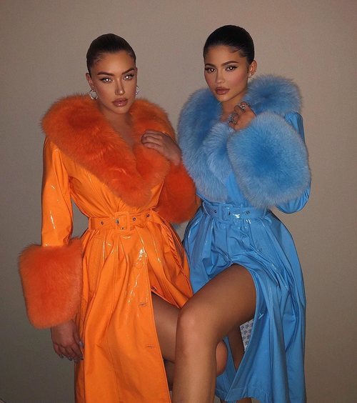 Kylie Jenner y su amiga Anastasia posando con abrigos de piel de cordero y pelo de zorro ártico