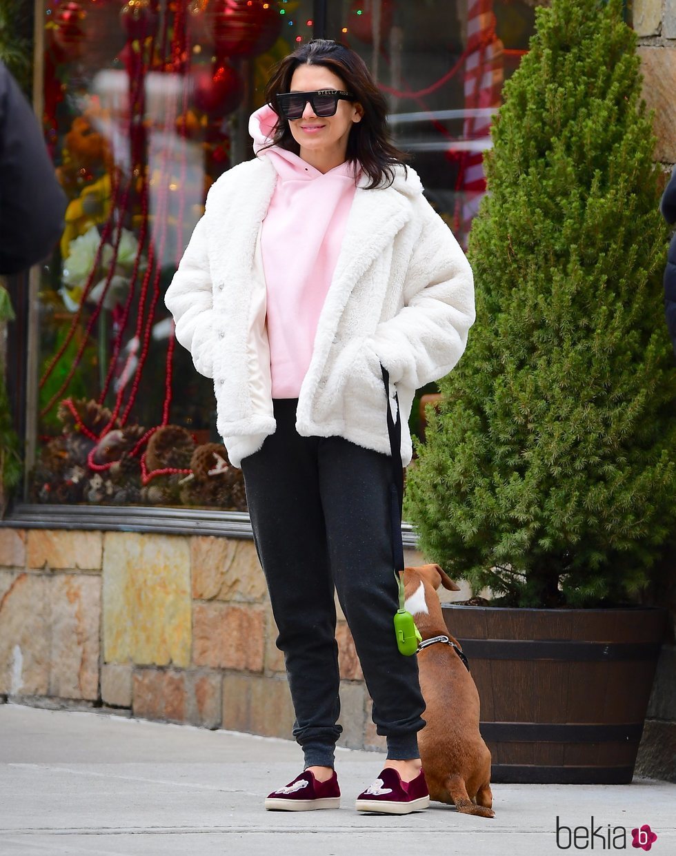 Hilaria Baldwin con abrigo blanco de borrego en Nueva York