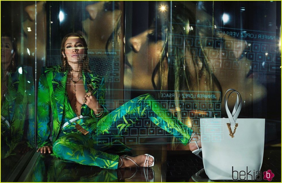 Jennifer Lopez usando las piezas selváticas de la colección primavera/verano 2020 de Versace