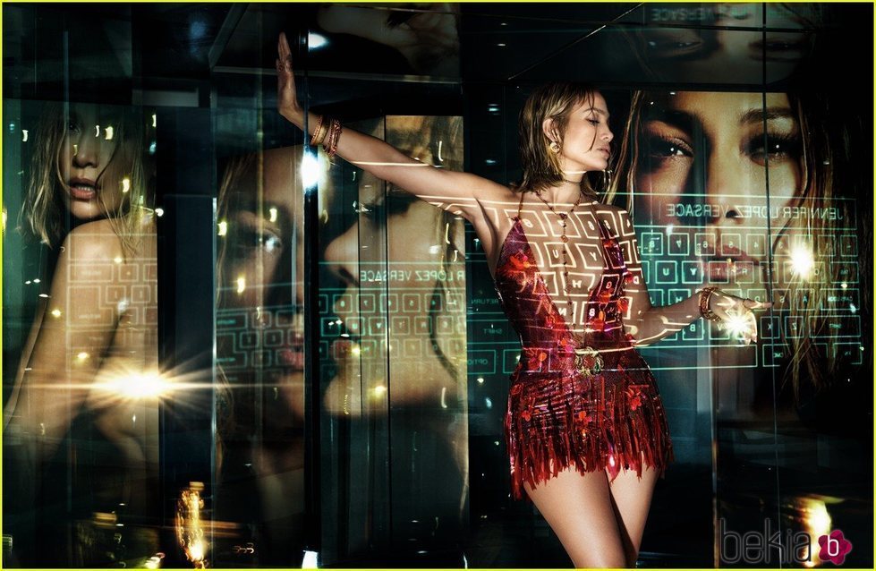 Jennifer Lopez deslumbra con un vestido rojo selvático de la colección primavera/verano 2020 de Versace