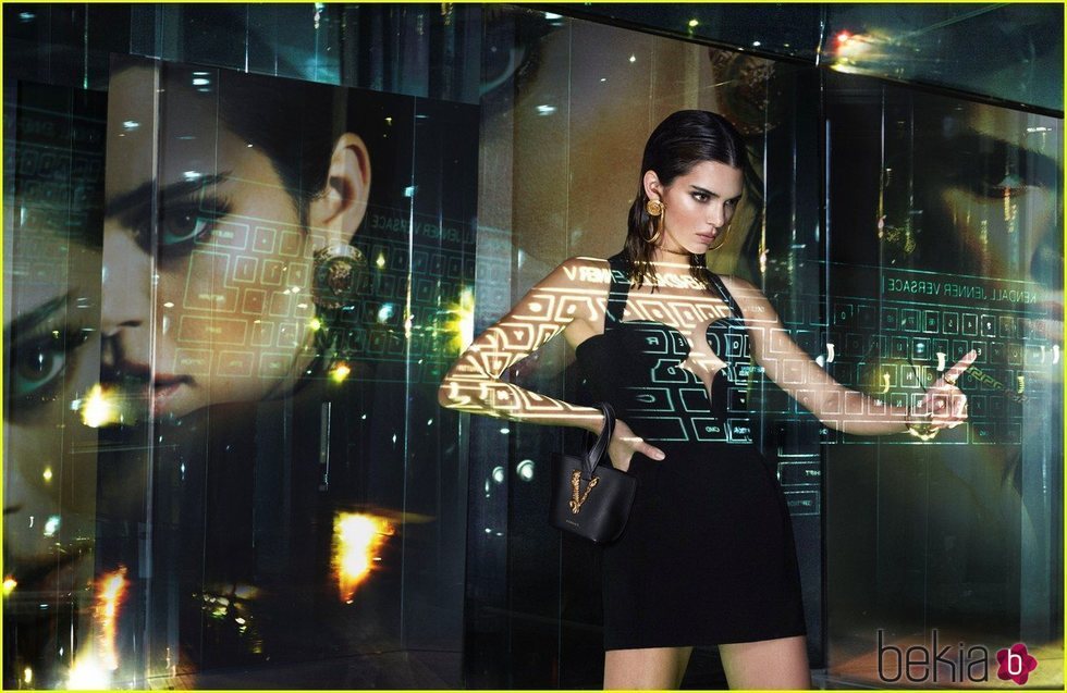 Kendall Jenner luce un vestido corto negro de la colección primavera/verano 2020 de Versace