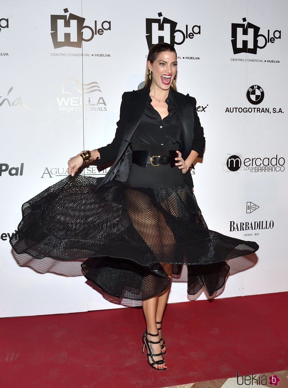 Laura Sánchez con vestido negro de rejilla en el evento 'We love flamenco' 2020