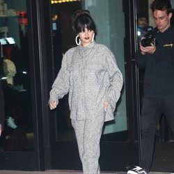 Selena Gomez con un look oversize de un solo color durante un paseo por Nueva York