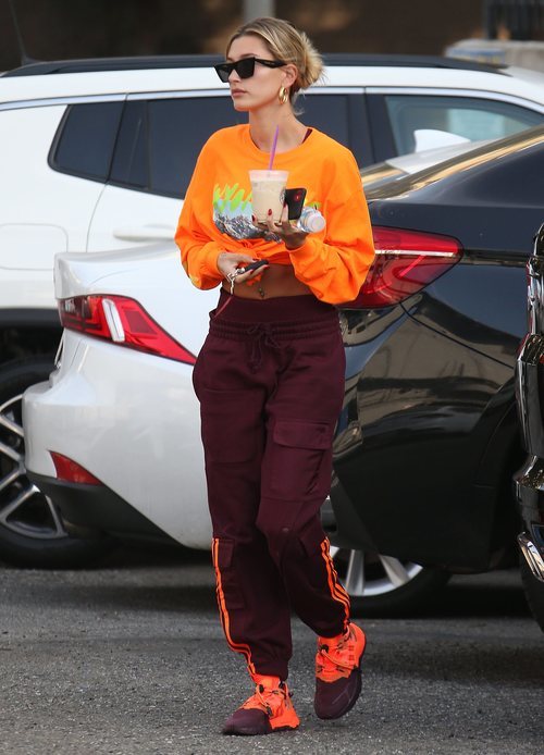 Hailey Baldwin y su fallido total look orange deportivo en Los Ángeles
