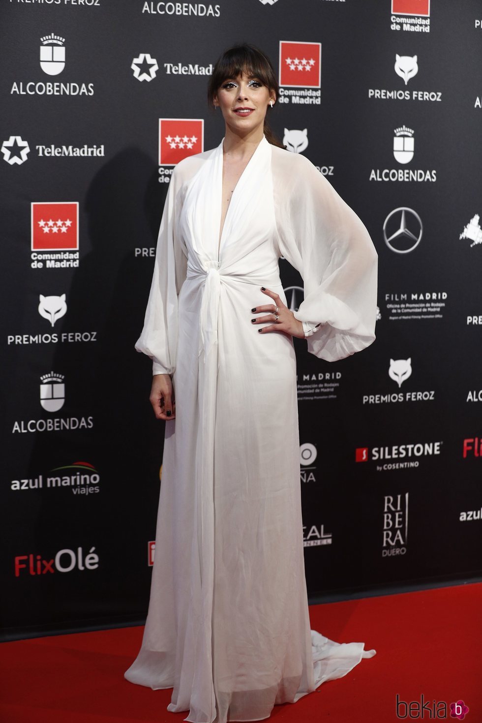 Blanca Cuesta, vestida de blanco en los Premios Feroz 2020