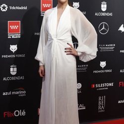 Blanca Cuesta, vestida de blanco en los Premios Feroz 2020