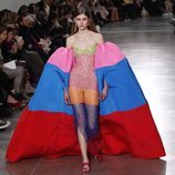 Vestido traslucido con mangas globo a modo capa durante el defile Alta Costura primavera/verano 2020 de Schiaparelli