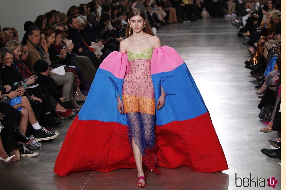 Vestido traslucido con mangas globo a modo capa durante el defile Alta Costura primavera/verano 2020 de Schiaparelli