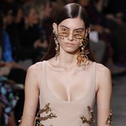 Gafas y pendientes surrealistas durante el defile Alta Costura primavera/verano 2020 de Schiaparelli