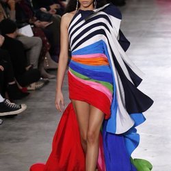 Vestido volumétrico, asimétrico y multicolor durante el defile Alta Costura primavera/verano 2020 de Schiaparelli