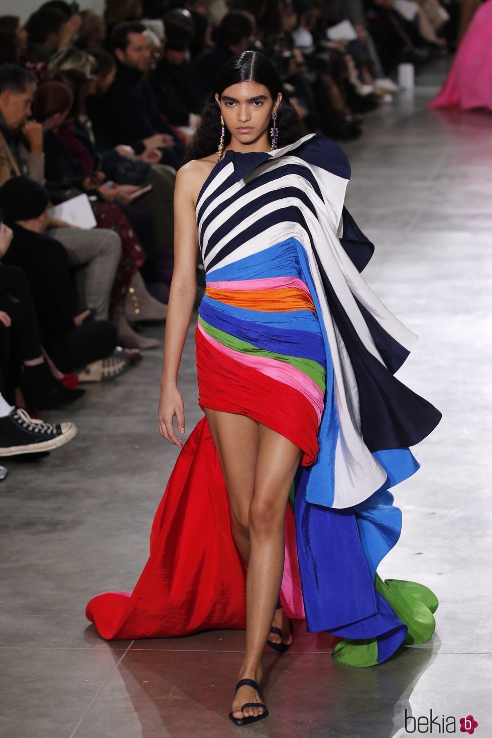 Vestido volumétrico, asimétrico y multicolor durante el defile Alta Costura primavera/verano 2020 de Schiaparelli