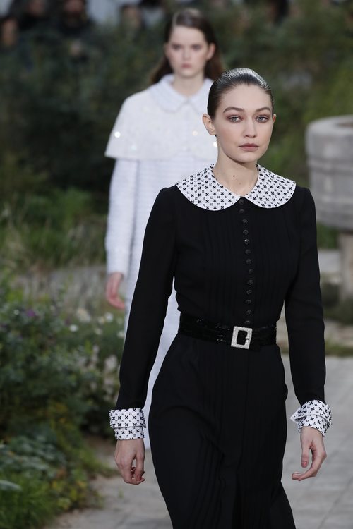 Vestido de tweed negro de la colección primavera/ verano 2020 de Alta Costura de Chanel