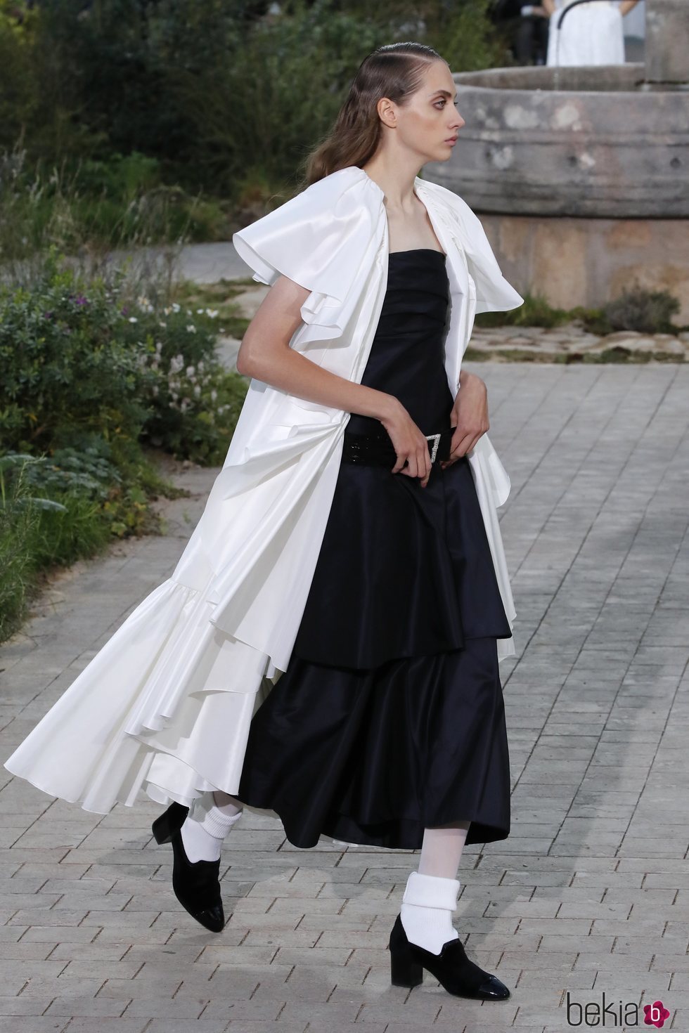 Conjunto de vestido y capa de la colección primavera/ verano 2020 de Alta Costura de Chanel