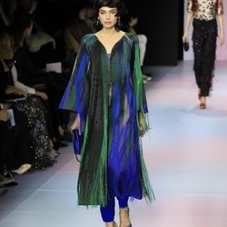 Vestido largo de flecos de la colección primavera/ verano 2020 de Alta Costura de Armani