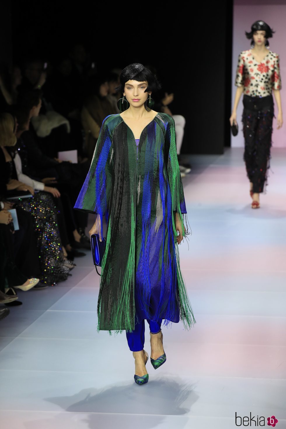 Vestido largo de flecos de la colección primavera/ verano 2020 de Alta Costura de Armani