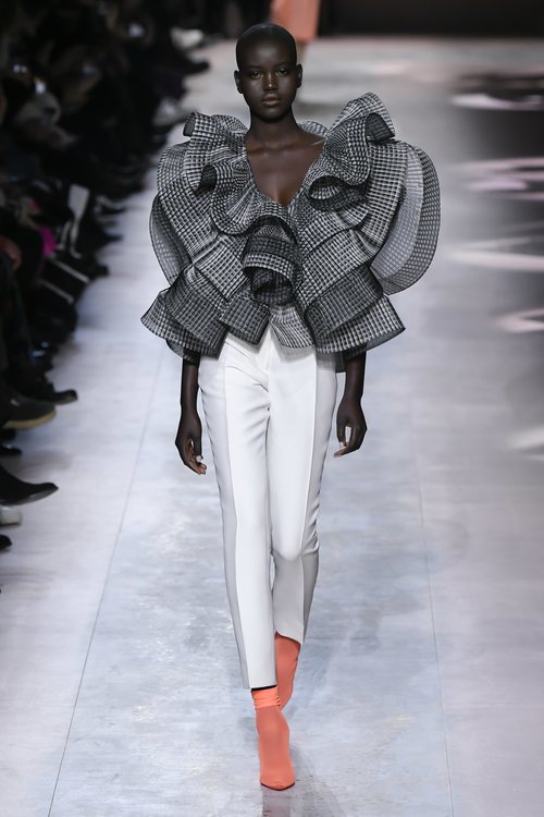 Pantalón y blusa del desfile de Alta Costura 2020 de Givenchy