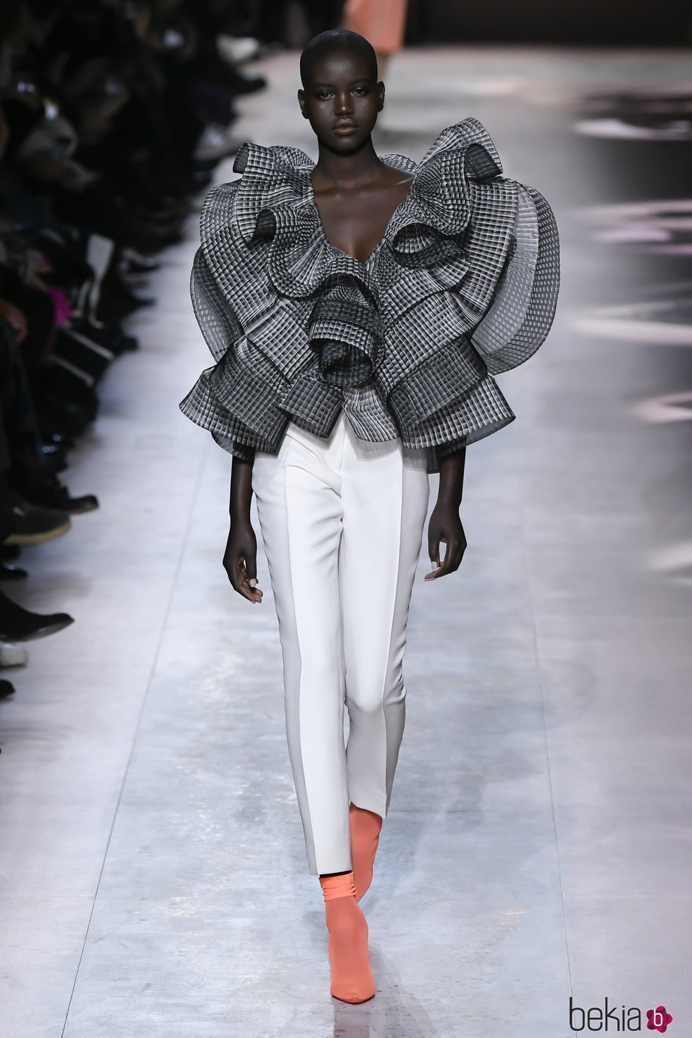 Pantalón y blusa del desfile de Alta Costura 2020 de Givenchy