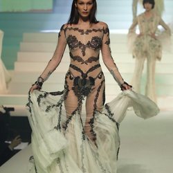 Vestido transparente con encaje del desfile de Alta Costura 2020 de Jean Paul Gaultier