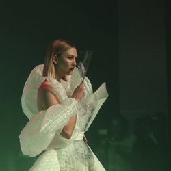 Karlie Kloss con un vestido de plástico en el desfile Alta Costura primavera/verano 2020 de Jean Paul Gaultier