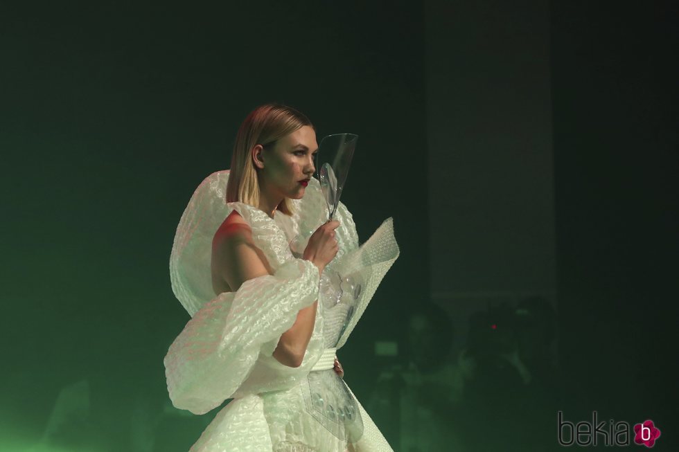 Karlie Kloss con un vestido de plástico en el desfile Alta Costura primavera/verano 2020 de Jean Paul Gaultier
