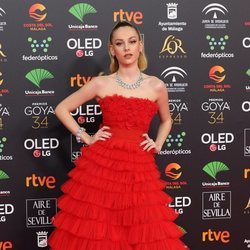 Ester Expósito con un vestido vaporoso rojo en los Goya 2020