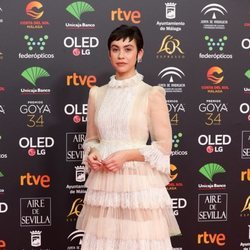 Greta Fernández con un vestido rococó en los Goya 2020
