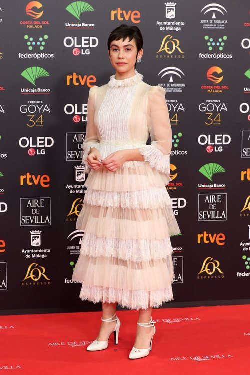 Greta Fernández con un vestido rococó en los Goya 2020