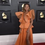 Chrissy Teigen y su look en la alfombra roja de los Grammy 2020