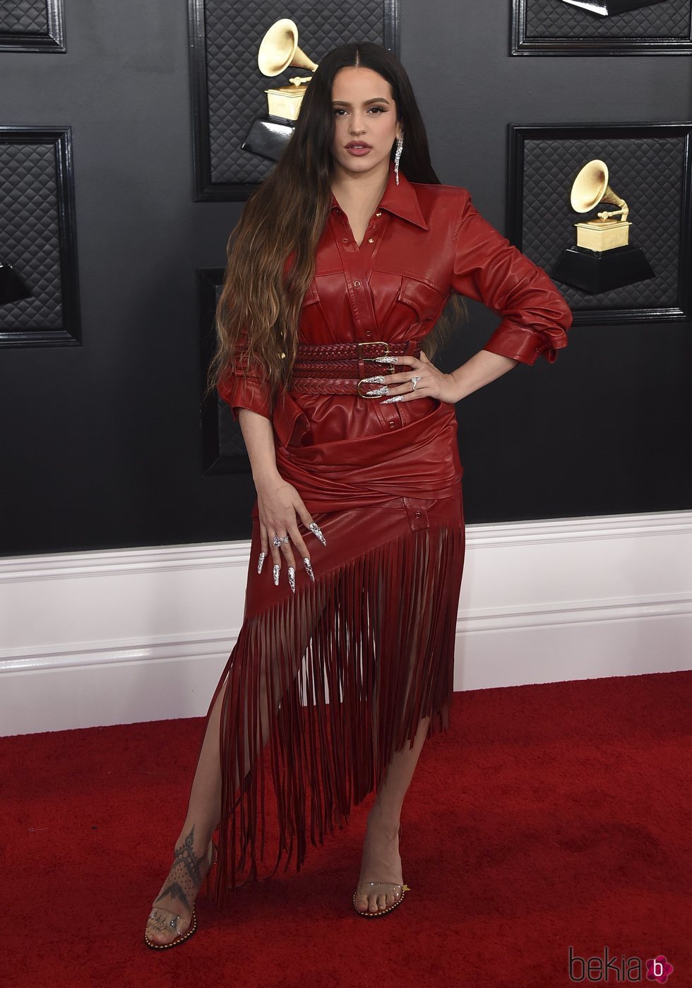 Rosalia con su look cuero en la alfombra roja de los Grammy 2020