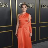Florence Pugh con vestido naranja de satén durante el almuerzo con los nominados a los Premios Oscar 2020 en Los Ángeles