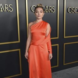 Florence Pugh con vestido naranja de satén durante el almuerzo con los nominados a los Premios Oscar 2020 en Los Ángeles