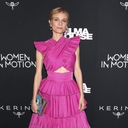 Diane Kruger con un desafortunado outfit rosa