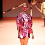 Vestido mini rosa metalizado en el desfile otoño/invierno 2020-2021 de Ágatha Ruiz de la Prada