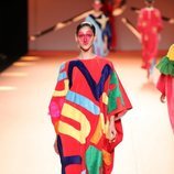 Mono estilo túnica con serigrafía en el desfile otoño/invierno 2020-2021 de Ágatha Ruiz de la Prada