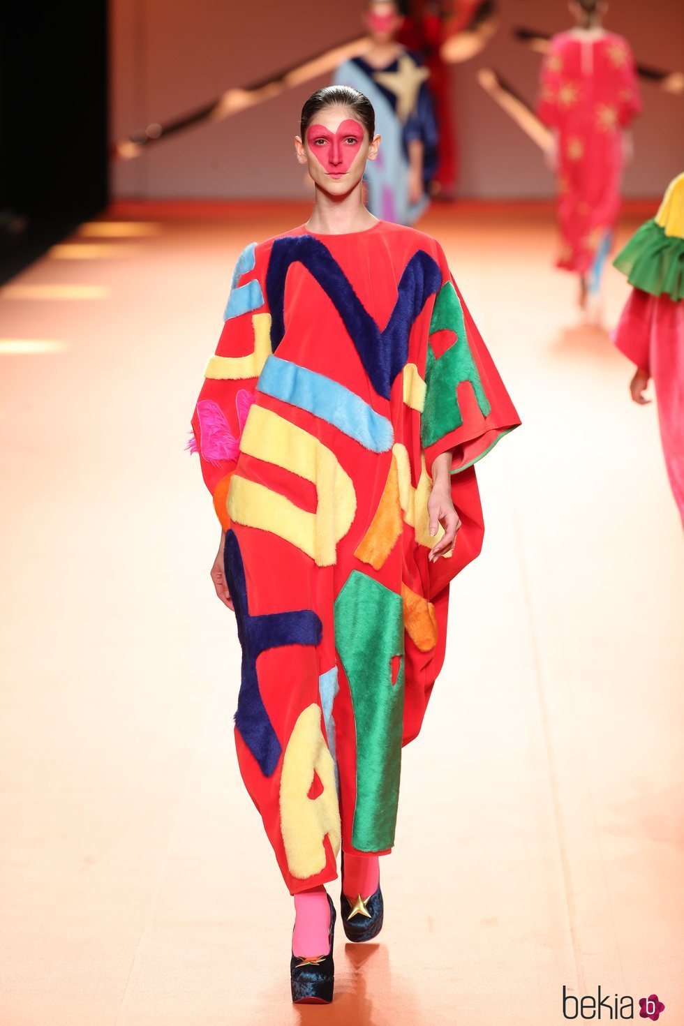 Mono estilo túnica con serigrafía en el desfile otoño/invierno 2020-2021 de Ágatha Ruiz de la Prada