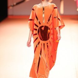 Vestido túnica naranja con estampado de sol en el desfile otoño/invierno 2020-2021 de Ágatha Ruiz de la Prada