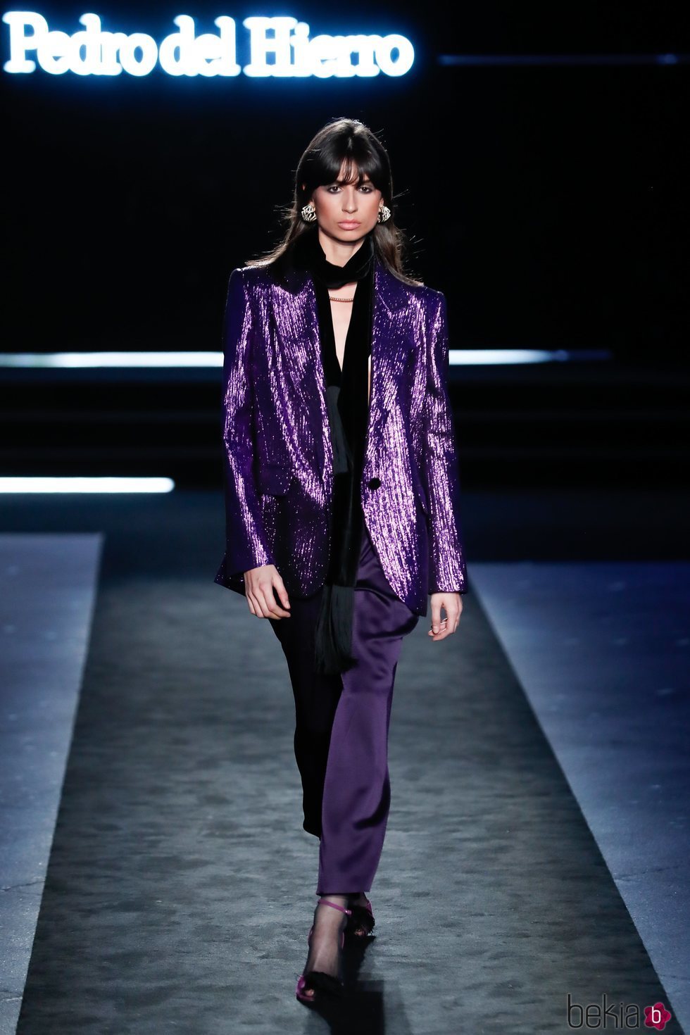 Total look violeta con americana de rayón y pantalón recto en seda en el desfile otoño/invierno 2020-2021 de Pedro del Hierro