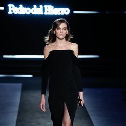 Vestido de noche en terciopelo negro en el desfile otoño/invierno 2020-2021 de Pedro del Hierro