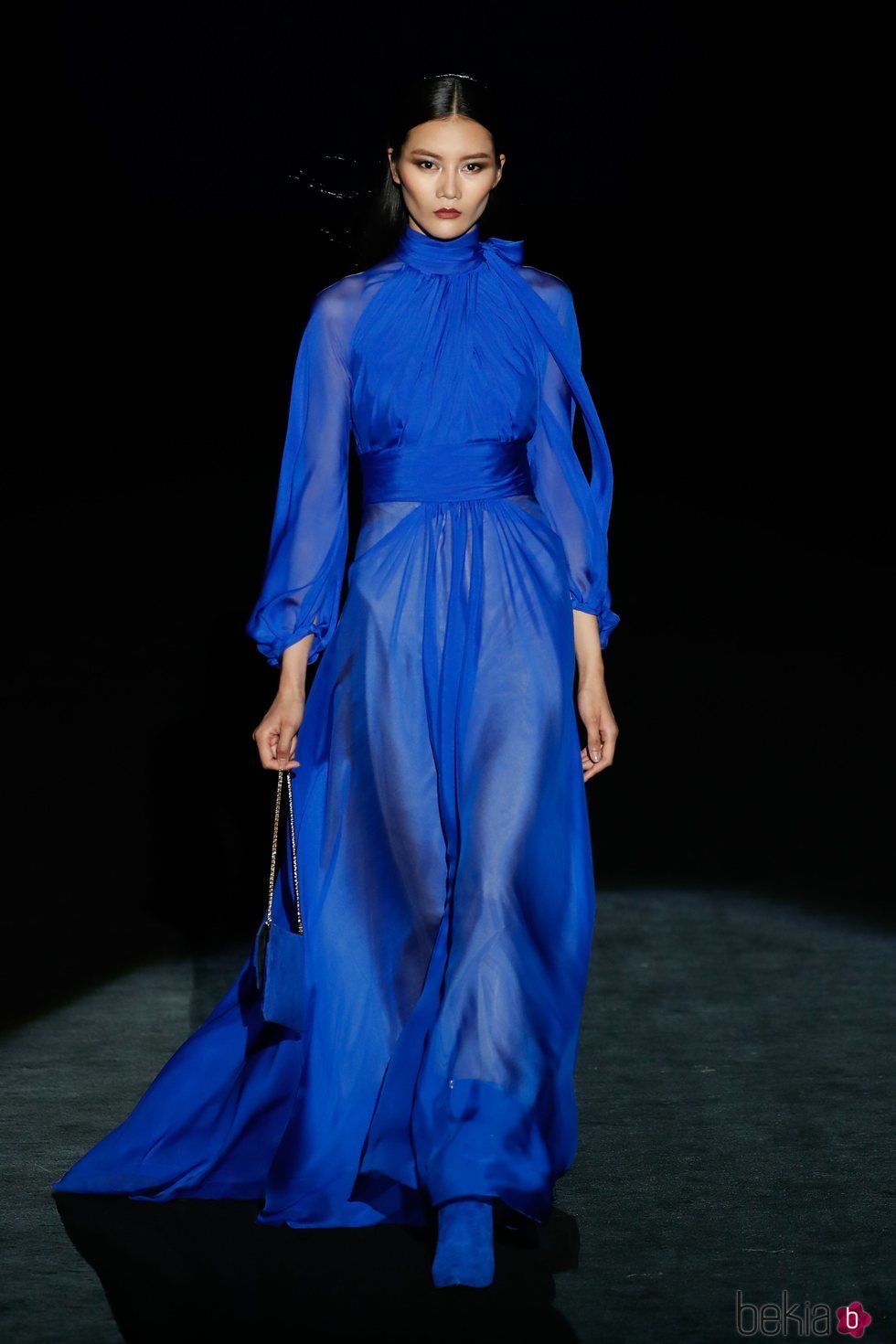 Vestido azul eléctrico en el desfile otoño/invierno 2020-2021 de Hannibal Laguna