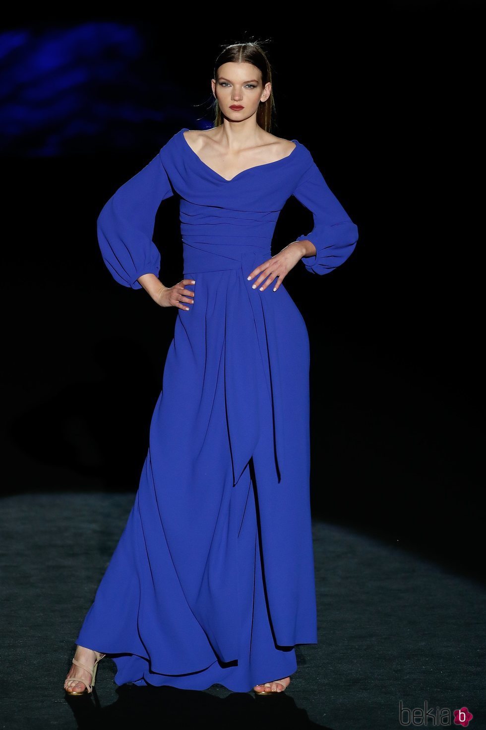 Vestido azul en el desfile otoño/invierno 2020-2021 de Hannibal Laguna
