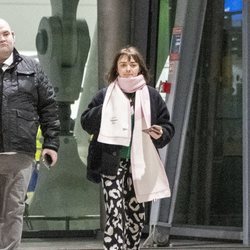 Maisie Williams con un atuendo descuidado en el aeropuerto de Londres