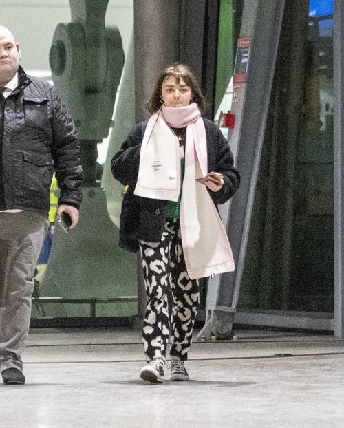 Maisie Williams con un atuendo descuidado en el aeropuerto de Londres