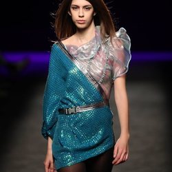 Vestido asimétrico con mezcla de materiales iridiscentes en el desfile otoño/invierno 2020-2021 de Custo Barcelona
