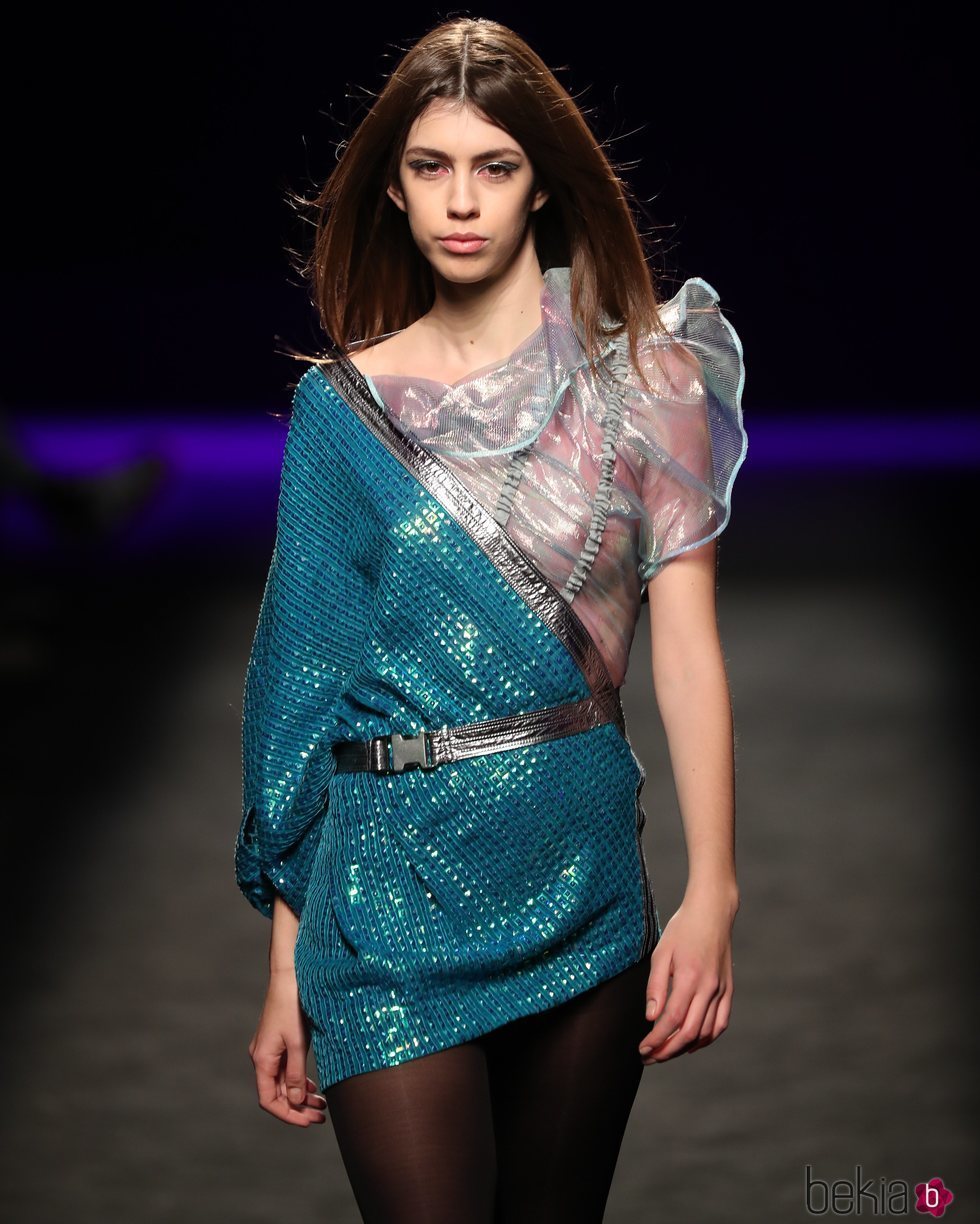 Vestido asimétrico con mezcla de materiales iridiscentes en el desfile otoño/invierno 2020-2021 de Custo Barcelona