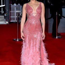 Scarlett Johansson con un vestido en color rosa en los Premios BAFTA 2020