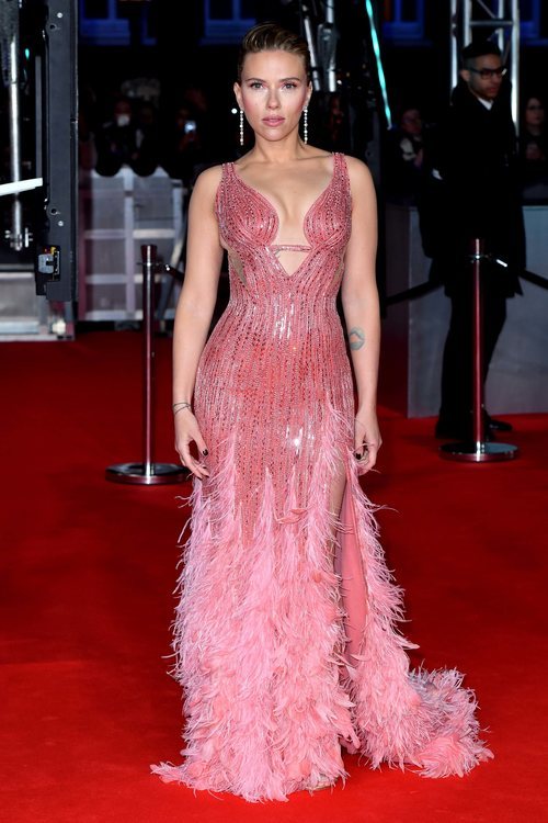 Scarlett Johansson con un vestido en color rosa en los Premios BAFTA 2020